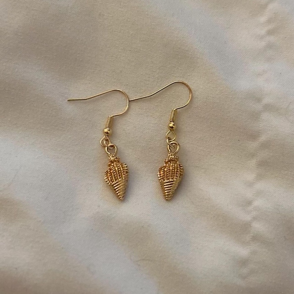 Gold sea shell earrings, easy to put on and light.
